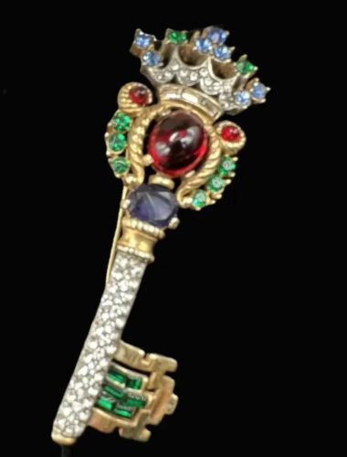 TRIFARI 1953 Bejeweled Queen Elizabeth II Coronation Commerative Key Pin - Picture 3 of 11