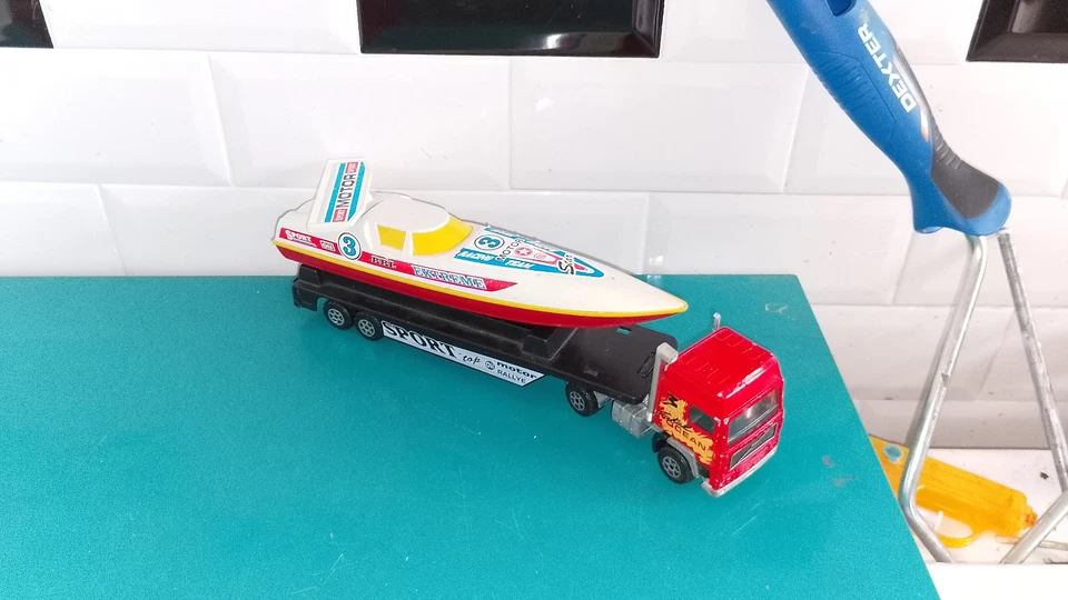 270725 miniature camion Majorette volvo 1/60 transport bateau fatal ocean course - Photo 4/4