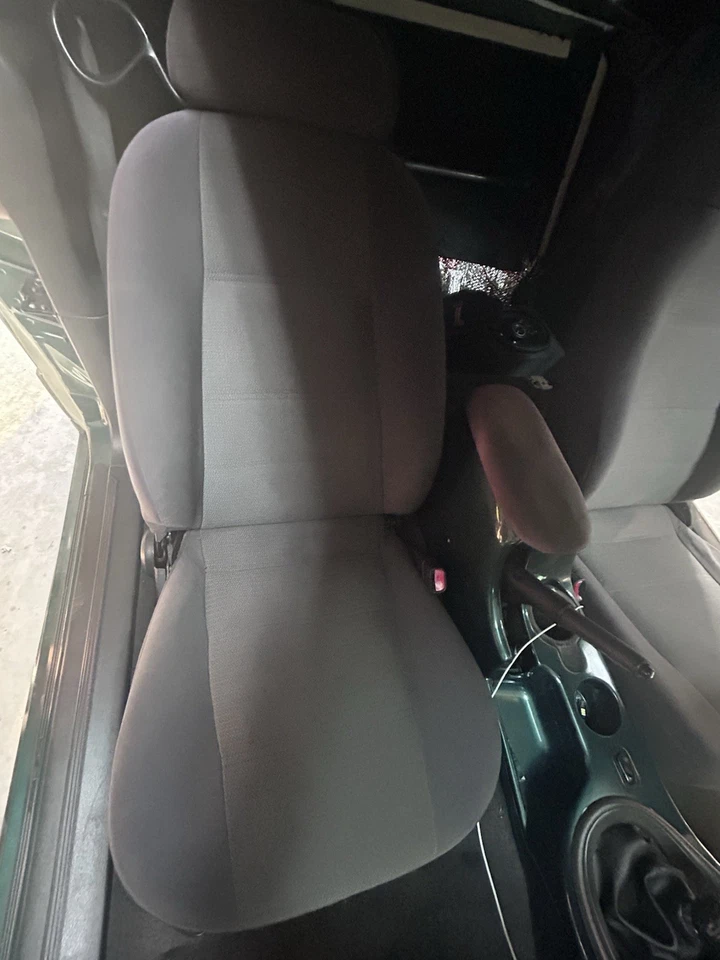 99-04 福特 MUSTANG 一对前桶座椅带安全带接收器和 HEADRESTS — 第 3/4 张图片