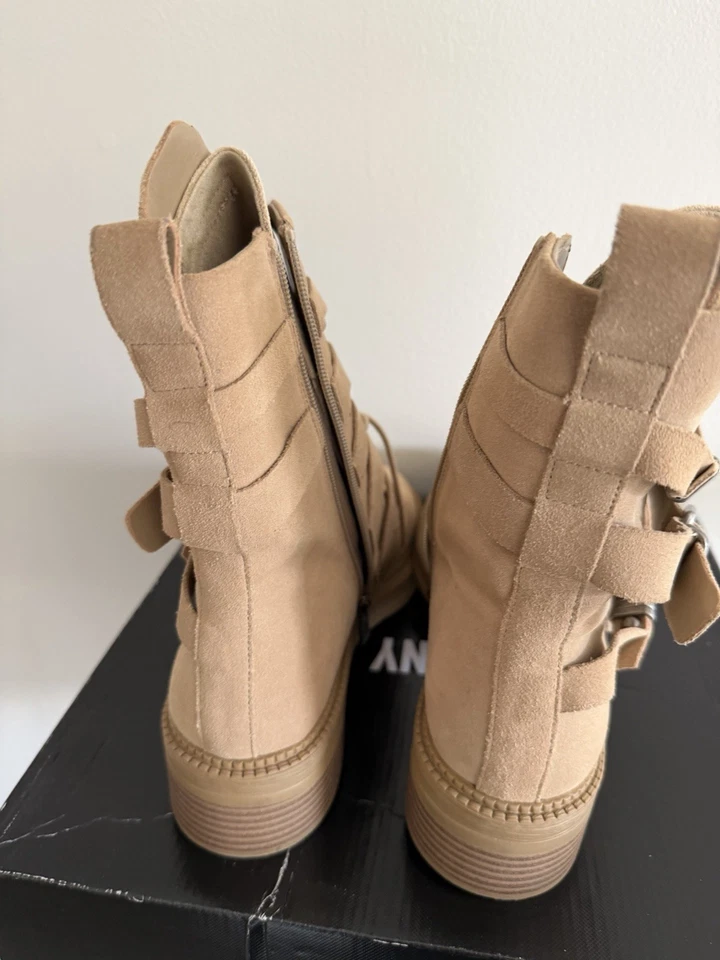 BOTAS DE TIRAS DE CAMURÇA DKNY ITA BIQUEIRA REDONDA FEMININA PLATAFORMA ACOLCHOADA COR BEGE TAMANHO 11M. - Imagem 4 de 4