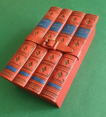 Antike lackierte, handgemalte Holzdose in Buchform Buchrücken Schachtel Rot