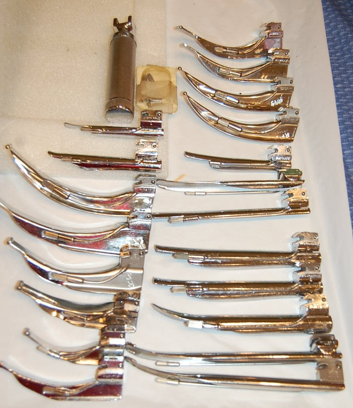 LARGE LARYNGOSCOPE PLADES W HANDLE LOT WELCH MILLER FOREGGER RUSCH MORE READ