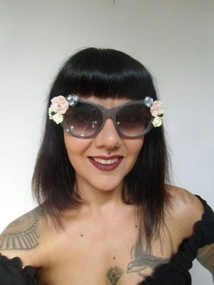 Gafas de Sol Retro Pinup Mariposa Montura Gris Flores Relieve Original - Imagen 1 de 4