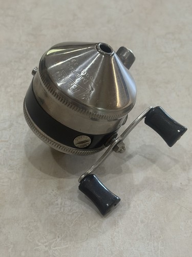 Pristine Vintage Zebco 33 Spinner Spincast Reel USA Single Rivet Metal Foot