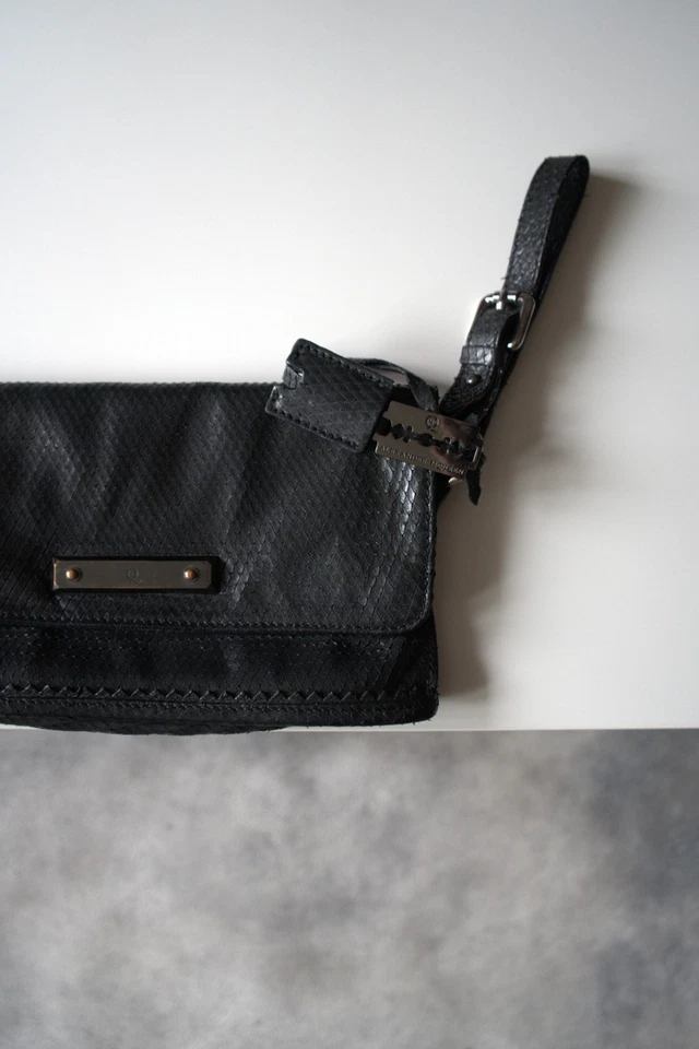 Bolso clutch Alexander McQueen vintage de cuero serpiente años 2000 Foto 2 de 4