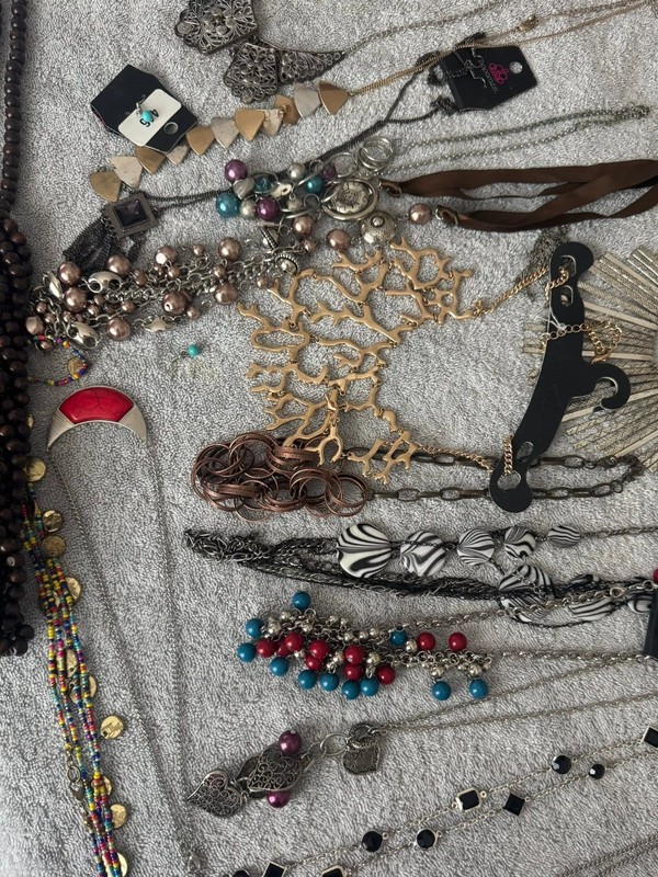 20 Pc Wearable Jewelry Lot  Necklaces – Great Condition – Reseller / Mystery Lot