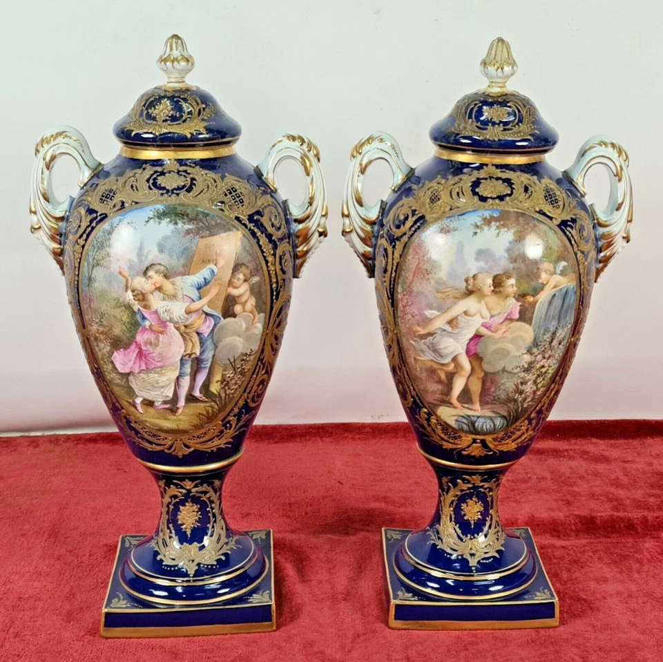 PAIRE DE VASES. PORCELAINE ÉMAILLÉE AVEC RELIEF. SEVRES. XVIIIÈME SIÈCLE. - Photo 1/1