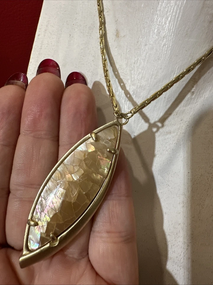 Collar Kendra Scott Milla Madreperla Dorado Grueso Deslizable Foto 2 de 3