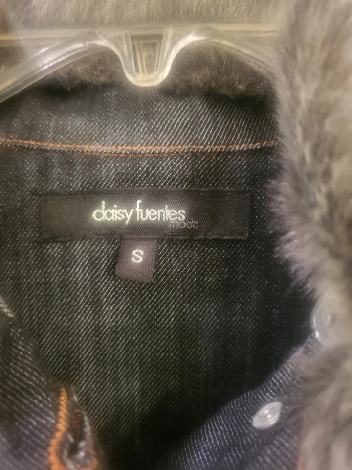  Denim Jacket Faux Fur Detachable Collar Size S Daisy Fuentes Raw Wash - Image 3 of 4