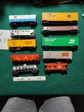 10 HO TRAIN CARS WITH HORN HOOK COUPLERS LOT#27