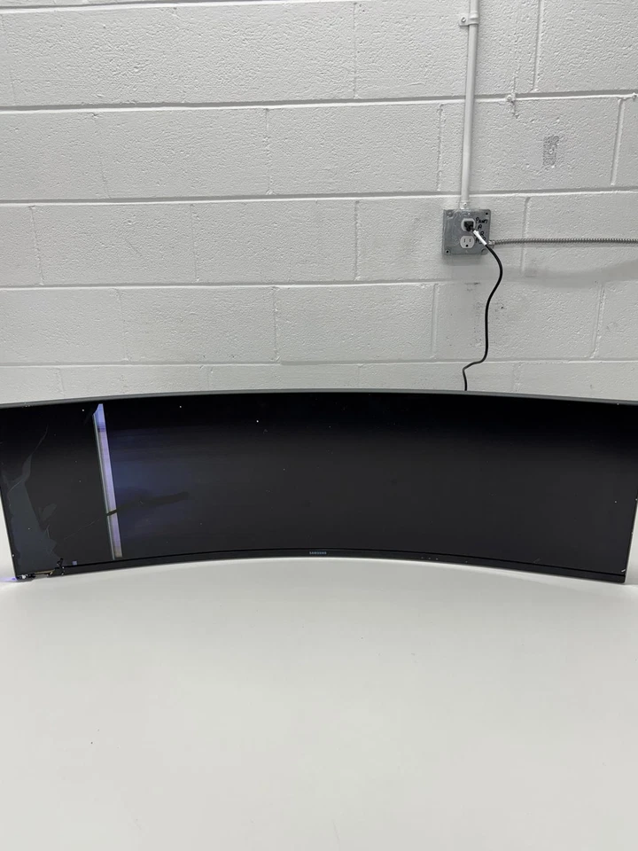 Monitor curvo para juegos SAMSUNG 49" Odyssey G9 (G95C) Series DQHD 1000R, 240Hz, Foto 2 de 4