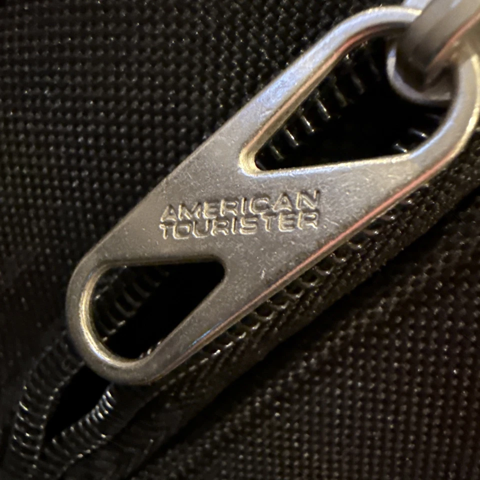 行李箱 American Tourister 随身行李袋带轮子黑色 20 英寸宽 — 第 3/4 张图片