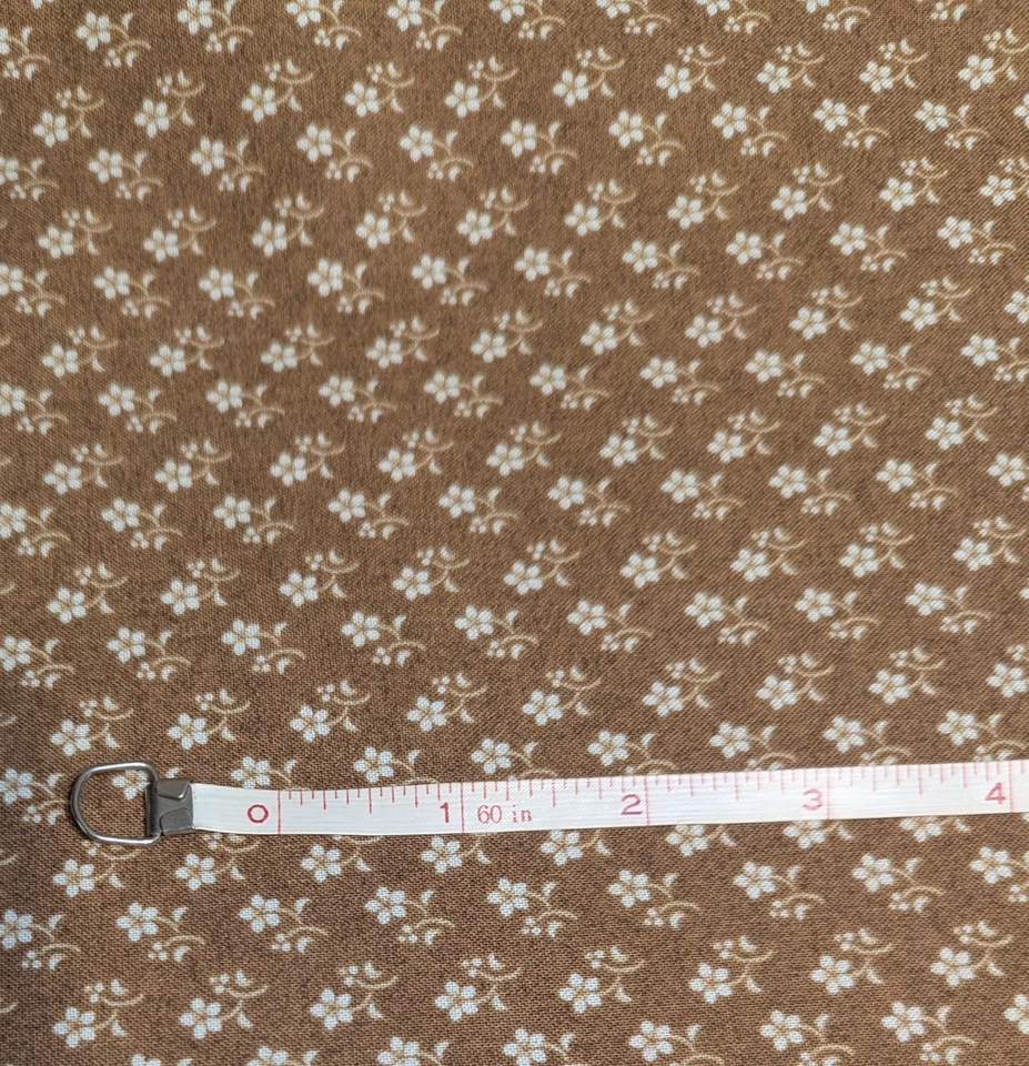 Pequeñas flores blancas sobre fondo marrón claro. Tela de algodón. The Cumberland Col Foto 3 de 3