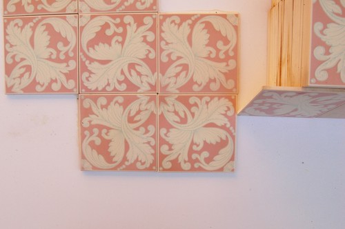 59 piastrelle vintage, mai usate, rosa, decoro floreale. Vendibili singolarmente - Foto 3 di 7