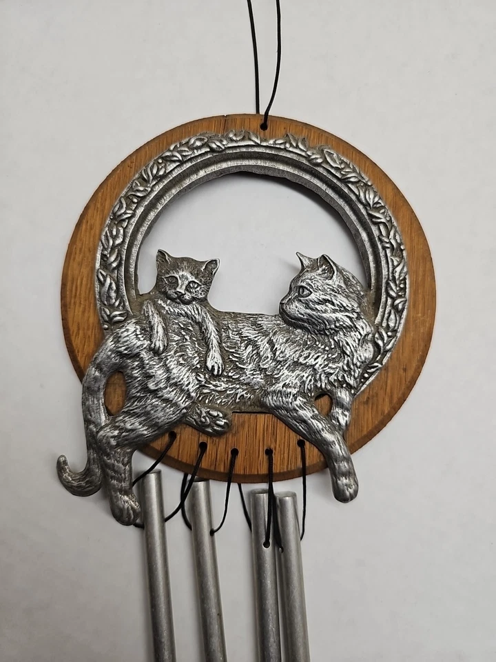 Винтажные оловянные и деревянные китайские колокольчики Mother Cat & Kittens W/Vines Carson 1998 б/у в отличном состоянии - Изображение 2 из 3