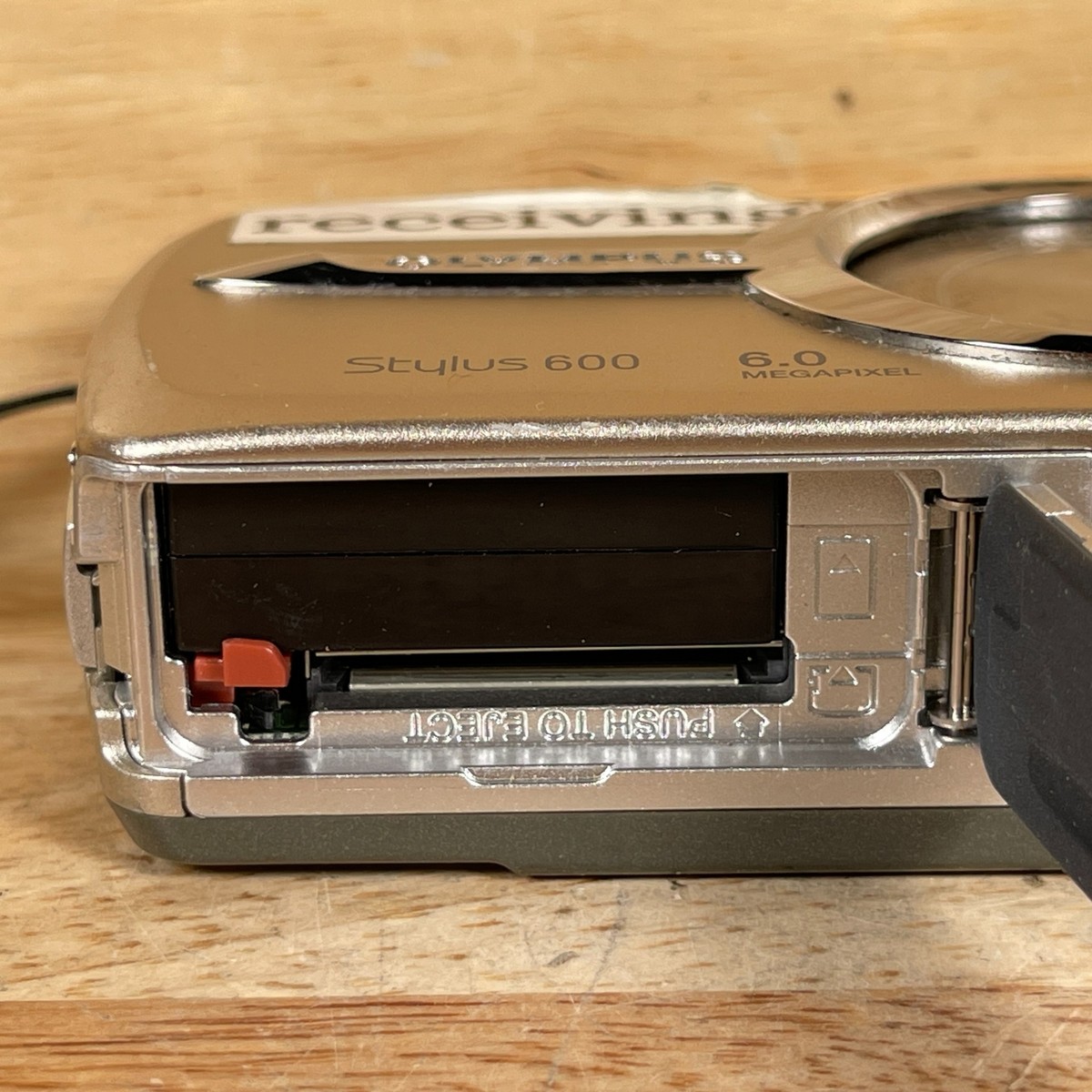 Olympus Stylus 600 Digital Camera 6.0 MP 2.5