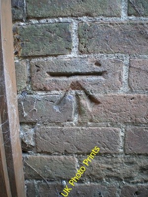 Foto 6x4 OS Benchmark - Longnor, Lapley Bank Cottages Longnor\/SJ8614 An c2016