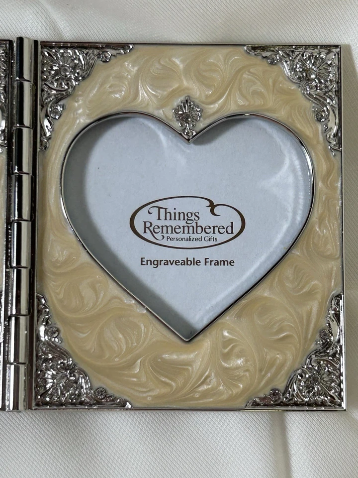 Marco de fotos con bisagras en forma de corazón Things Remembered con espejo esmalte crema Foto 2 de 4