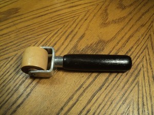 Vintage 1-1/8" Wide Wall Paper Roller Tool   5-5/8" Long  Unbranded  D