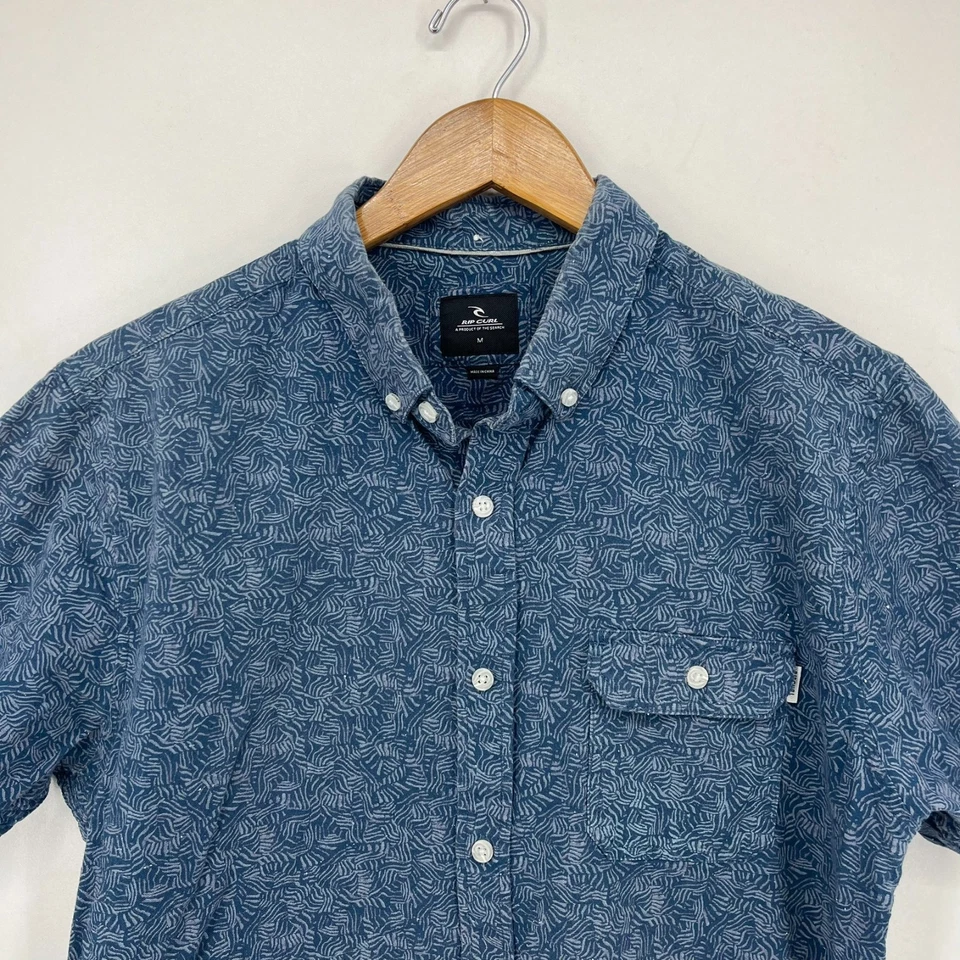 Rip Curl Short Sleeve Button Shirt Men's Size M Blue Geometric Print Pocket Logo - Image 2 of 4