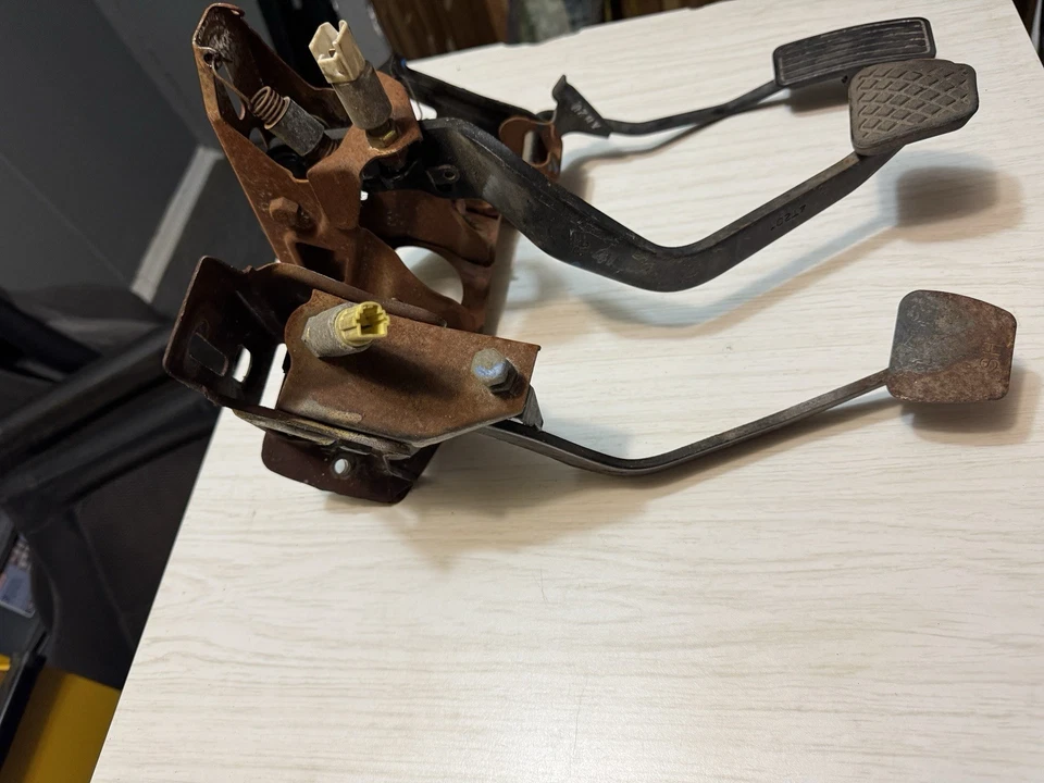 1992 - 1995 Honda Civic Hatchback 5 Speed Pedal Assembly Complete OEM - Image 2 of 4