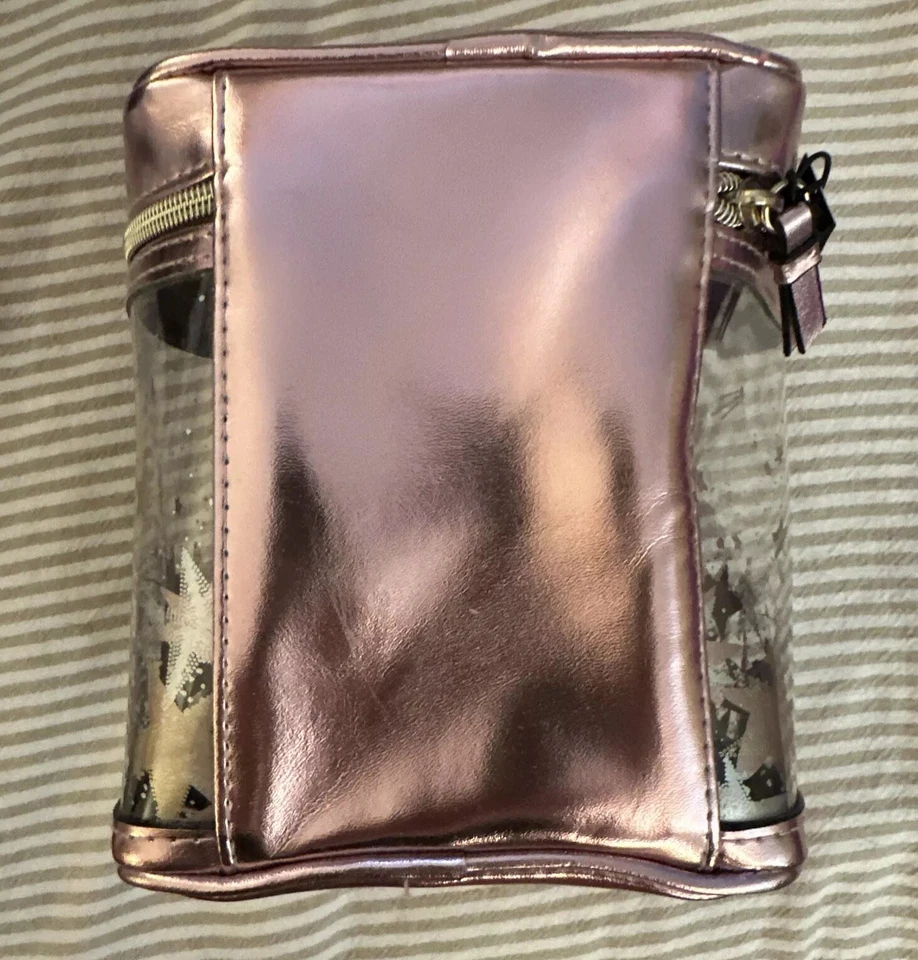 Victoria Secret Tren Estuche de Viaje Maquillaje Bolsa de Cosméticos Transparente Metálico Rosa Dorado Foto 3 de 4