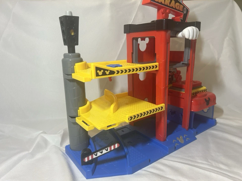 Mickey Mouse Ready to Race Garage Lights/Sound Work & Both Color Changing Cars - Image 2 of 4