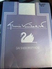 Gloria Vanderbilt SZ C OFF WHIITE Sandalfoot DAY SHEER Pantyhose Stockings NEW