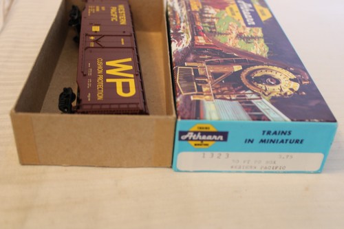 Athearn escala HO, coche de caja de 50', Pacífico occidental, marrón, #56898 - 1323 construido | Zustand: Used