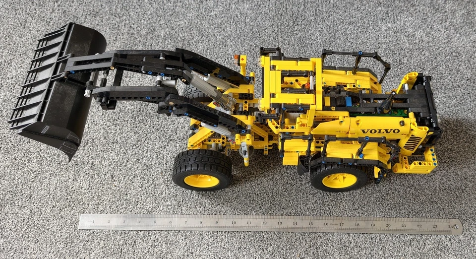 LEGO Technic 42030 Remote-Controlled Volvo L350F Wheel Loader, photo 4 of 5