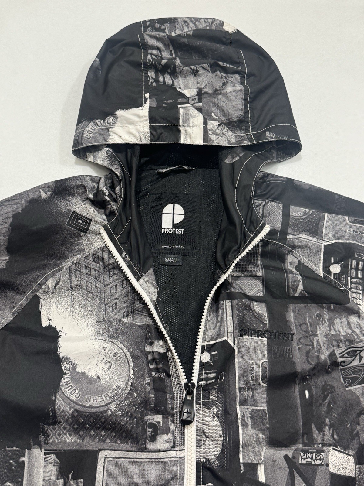 Protest Outdoor Softshell Jacket Windbreaker Smal… - image 7