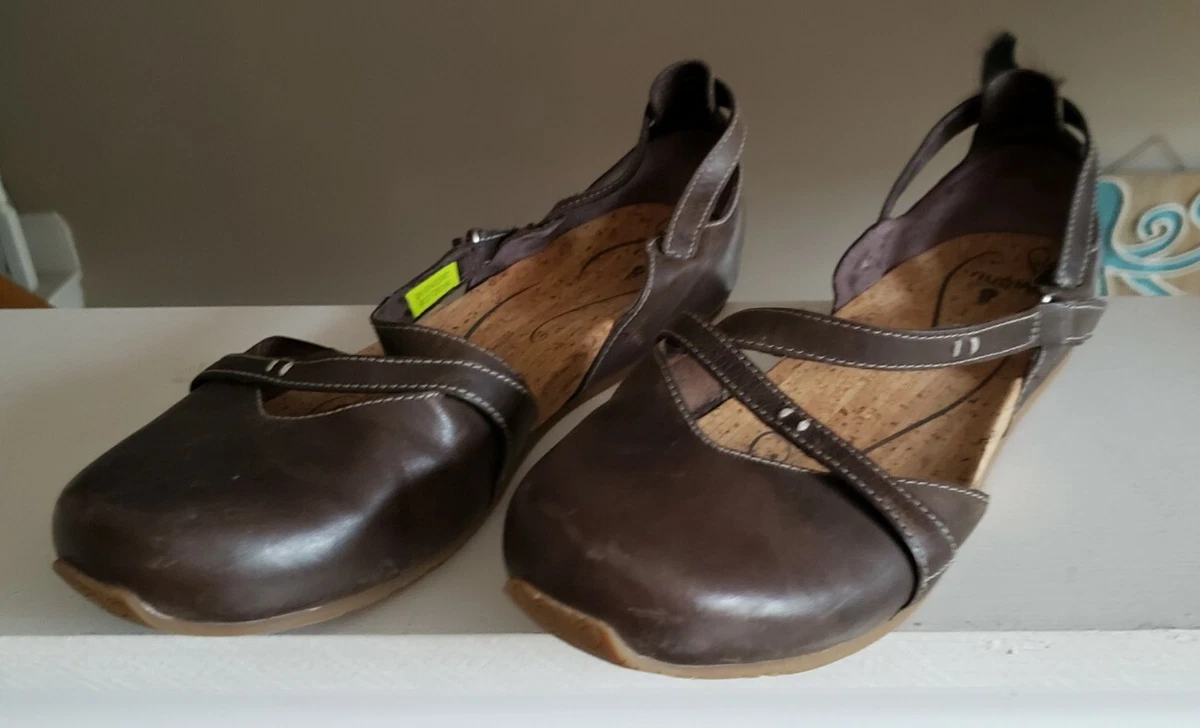 Ahnu cheap cork sandals