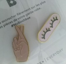 Pins duo neuf sous blister cils et doigts croisés couleur rose