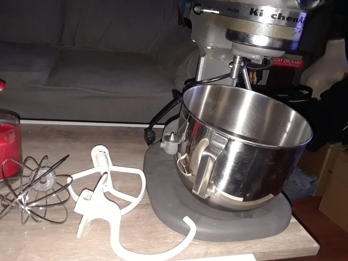 KitchenAid 10 speed mixer. Grayish black. With extras. Model KitchenAid 10 speed mixer. Grayish black. With extras. Model