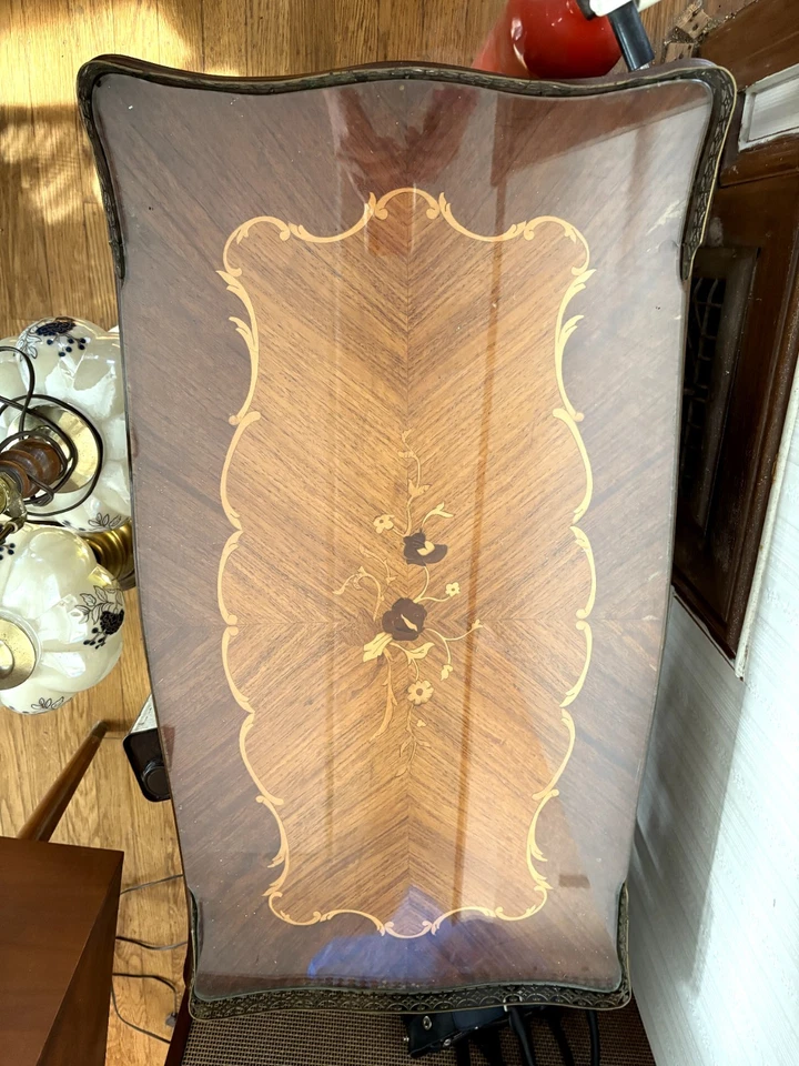 Mesa de centro vintage ornamentada con incrustaciones de vidrio estilo rococó francés local Foto 2 de 2