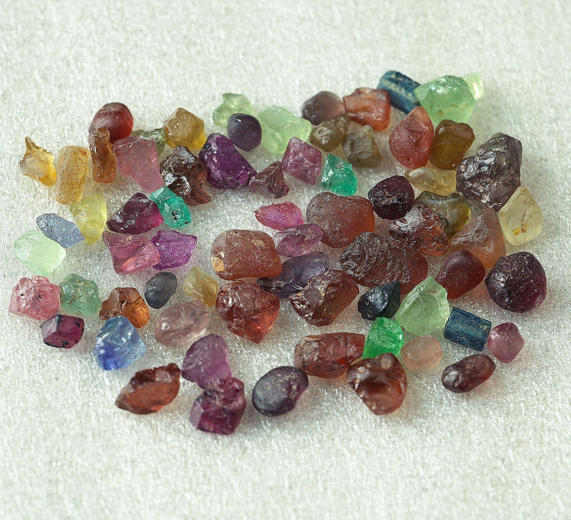 Mixed lot of precious and semi-precious rough minerals & stones: 215+ carats