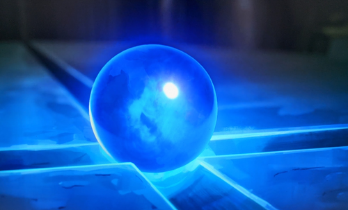 сияющий кристалл в руке геймера