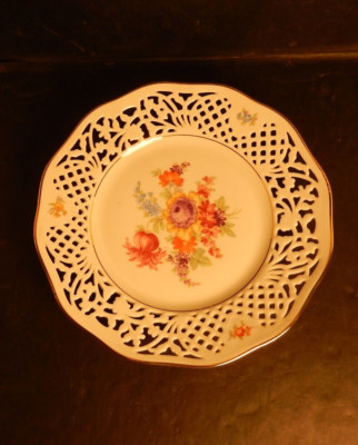 Beautiful Schumann Dresden Bavaria 10 1/2  Reticulated Gold Rim Dinner Plate