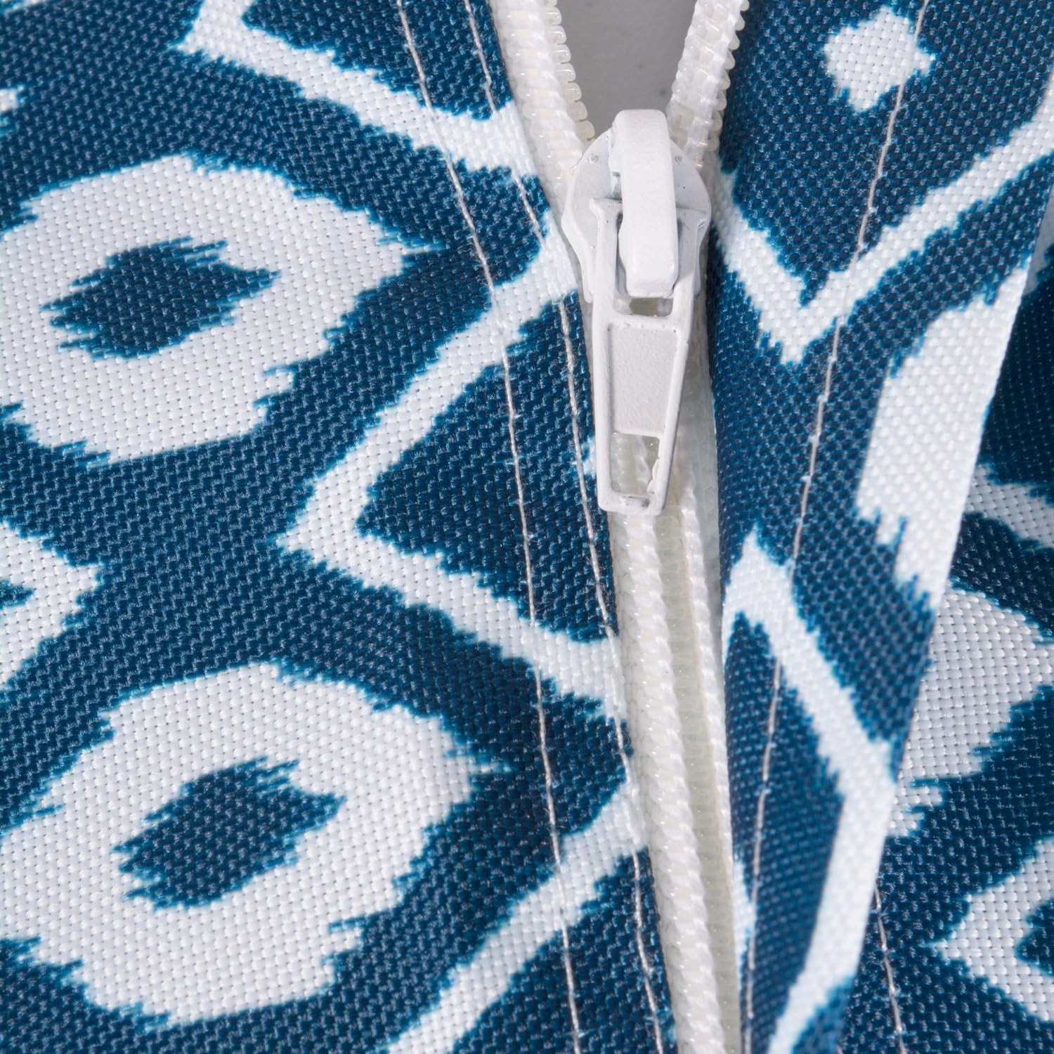 как выглядит Versatile Water-Resistant 60-Inch Round Tablecloth - Ikat Design in Blue фото
