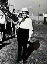 Junge steht stolz im Matrosenanzug Schärpe Kinder Foto aus Russland Sowjetunion