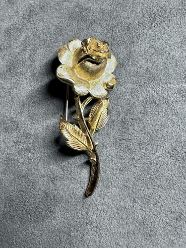 Vintage Trifari Gold Tone Rose Flower Brooch Pin – Classic Floral Jewelry - Picture 3 of 6