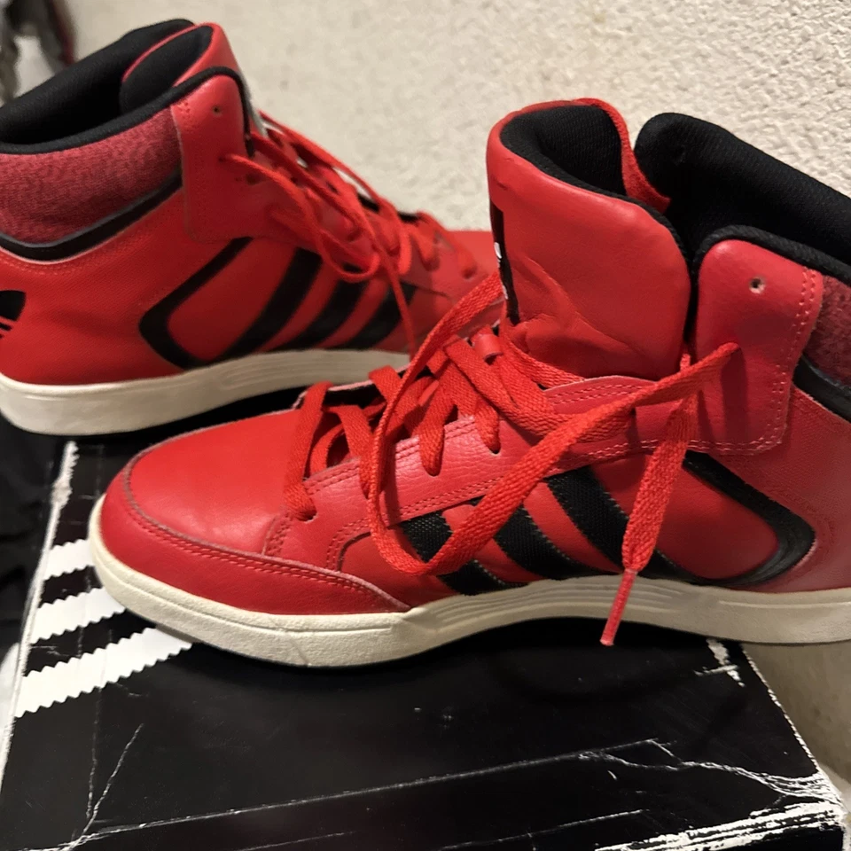 Zapatilla deportiva Adidas Varial Mid de cuero roja y negra, para hombre talla 9,5 Foto 3 de 4