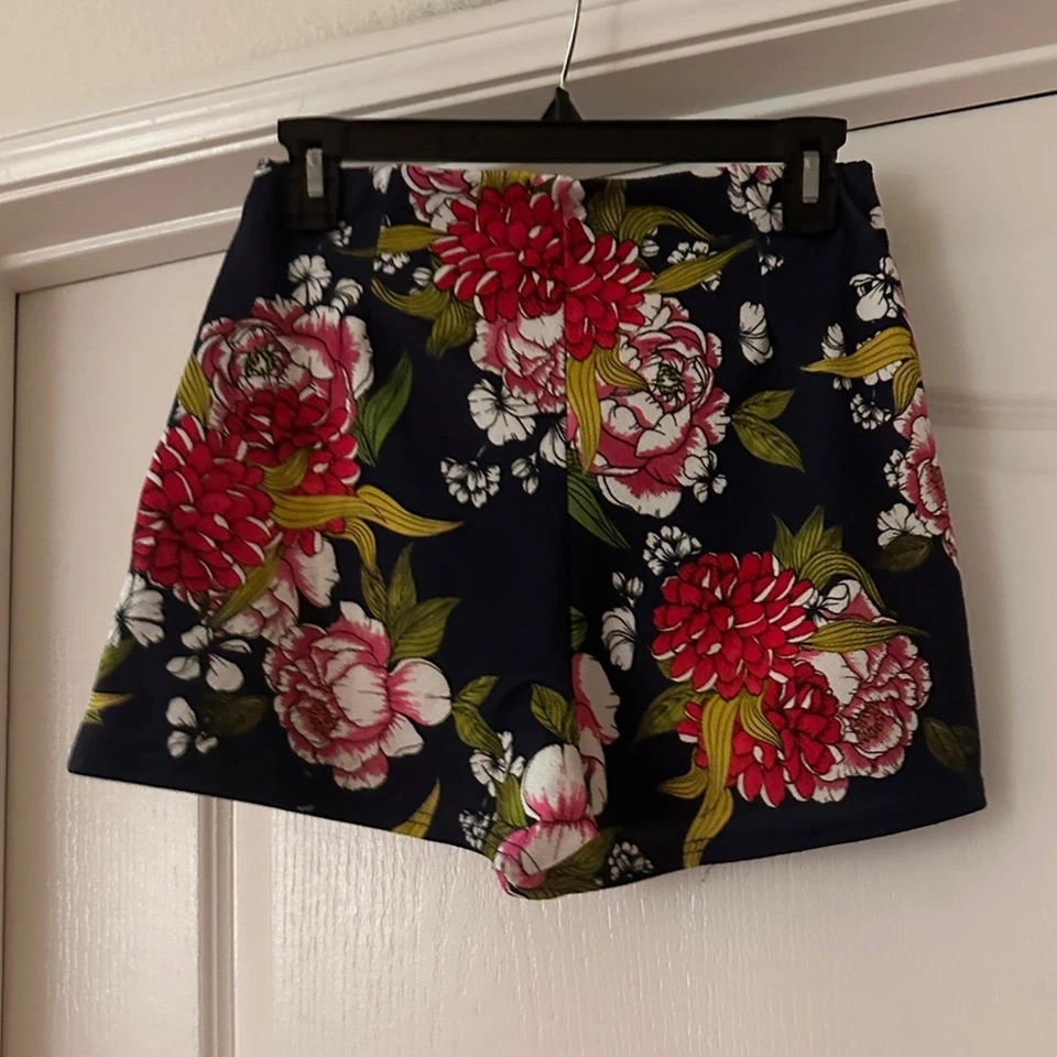 NWT Boohoo baby and red floral shorts size 6 - Image 2 of 3