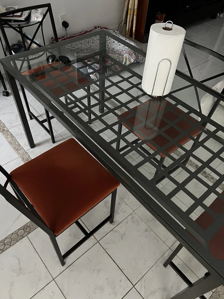 Juego de mesa de comedor, 4 sillas, Granas Ikea. Tapa de vidrio templado y marco de acero Foto 3 de 4