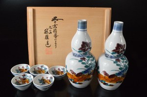 P3711: Japan Kutani-ware SAKE BOTTLE & CUP/Tokkuri Sakazuki, auto w/signed box