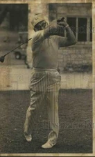 1975 Press Photo Sheriff Bill Hauck swinging his golf club, Texas - saa23651
