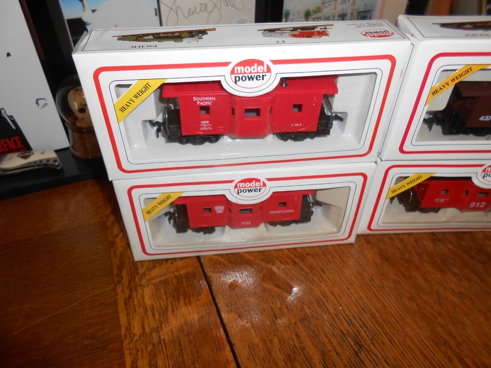 MODEL POWER HO LOT OF 4 DIFFERENT CABOOSES 8247/8243/8244/9147 BRAND NEW FREE SH - Image 2 of 4