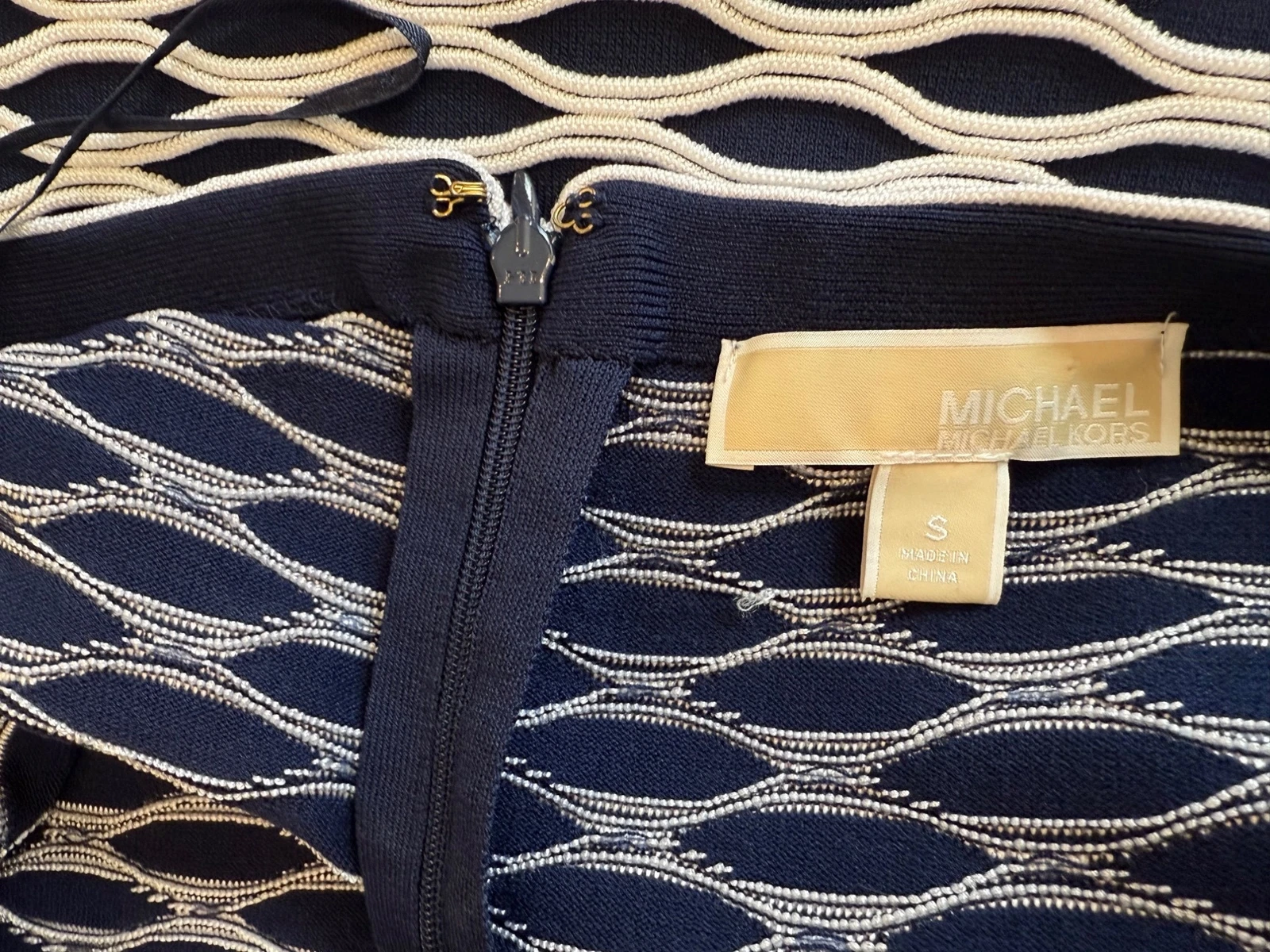 Abito midi Michael Kors S bianco e nero testurizzato maglia spalle scoperte con zip posteriore