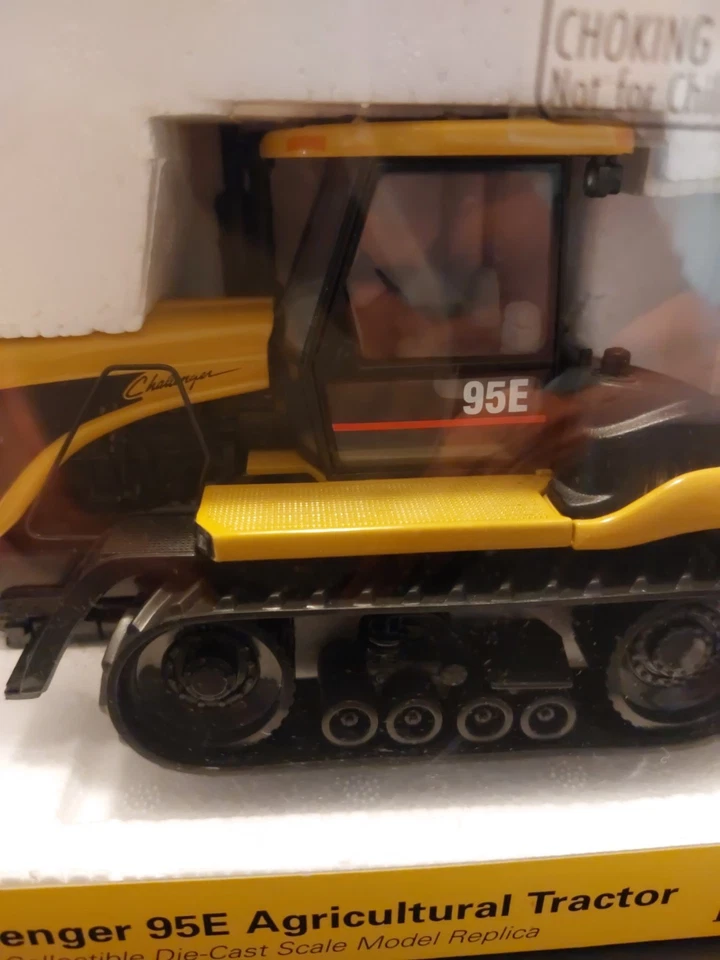 Norscot CAT Challenger 95E Agricultural Tractor 1:32 Scale Mint In Box 55001 - Image 4 of 4