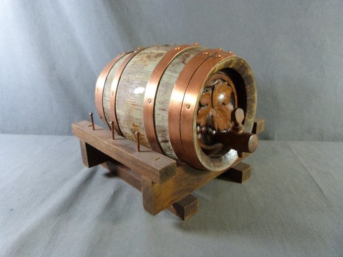 French Vintage oak barrel rimmed with brass on its support, decorated vine leave - Picture 4 of 7